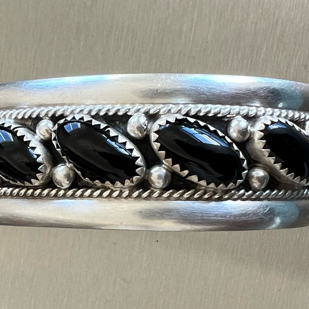 Black onyx, silver, brazalete, navajo Native American made.